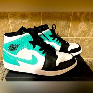 Jordan Retro1 medium. Size 9 for man  black and acua blue